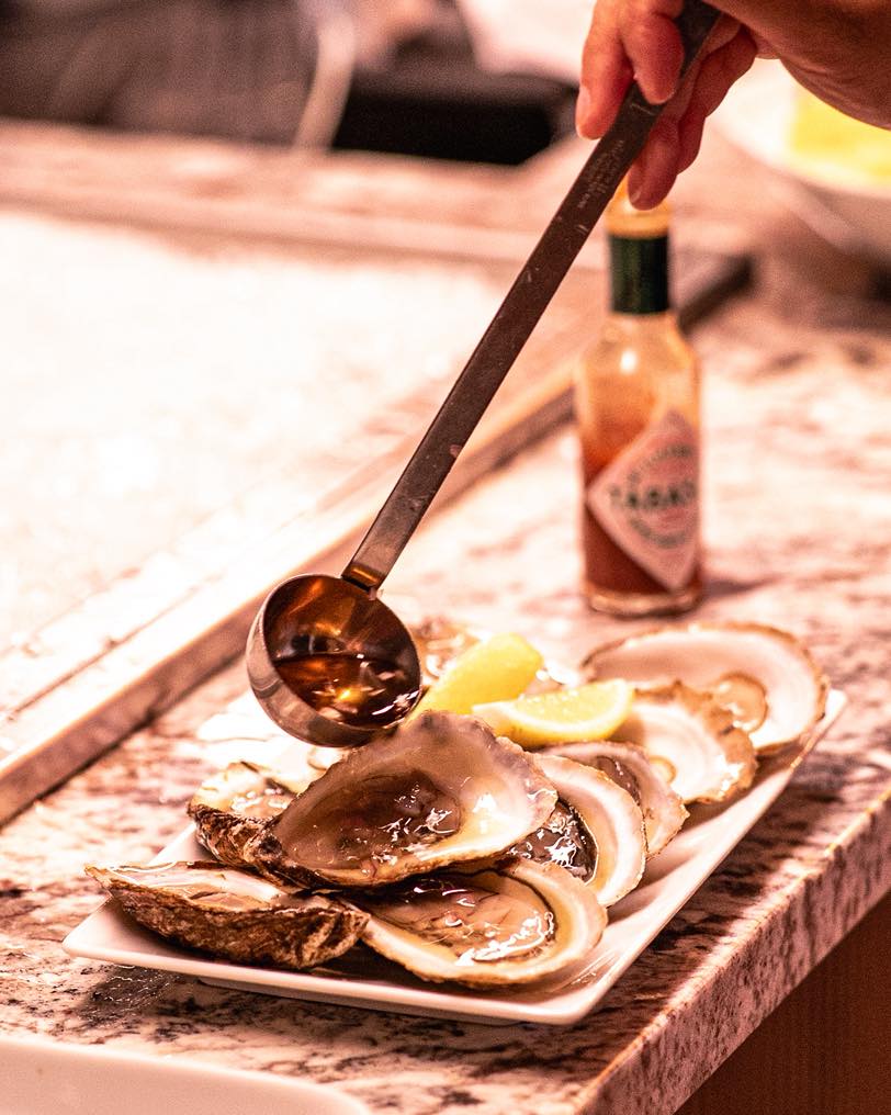 Bar à huîtres et canapés pour la formule au comptoir chez Cerise Café Buvette